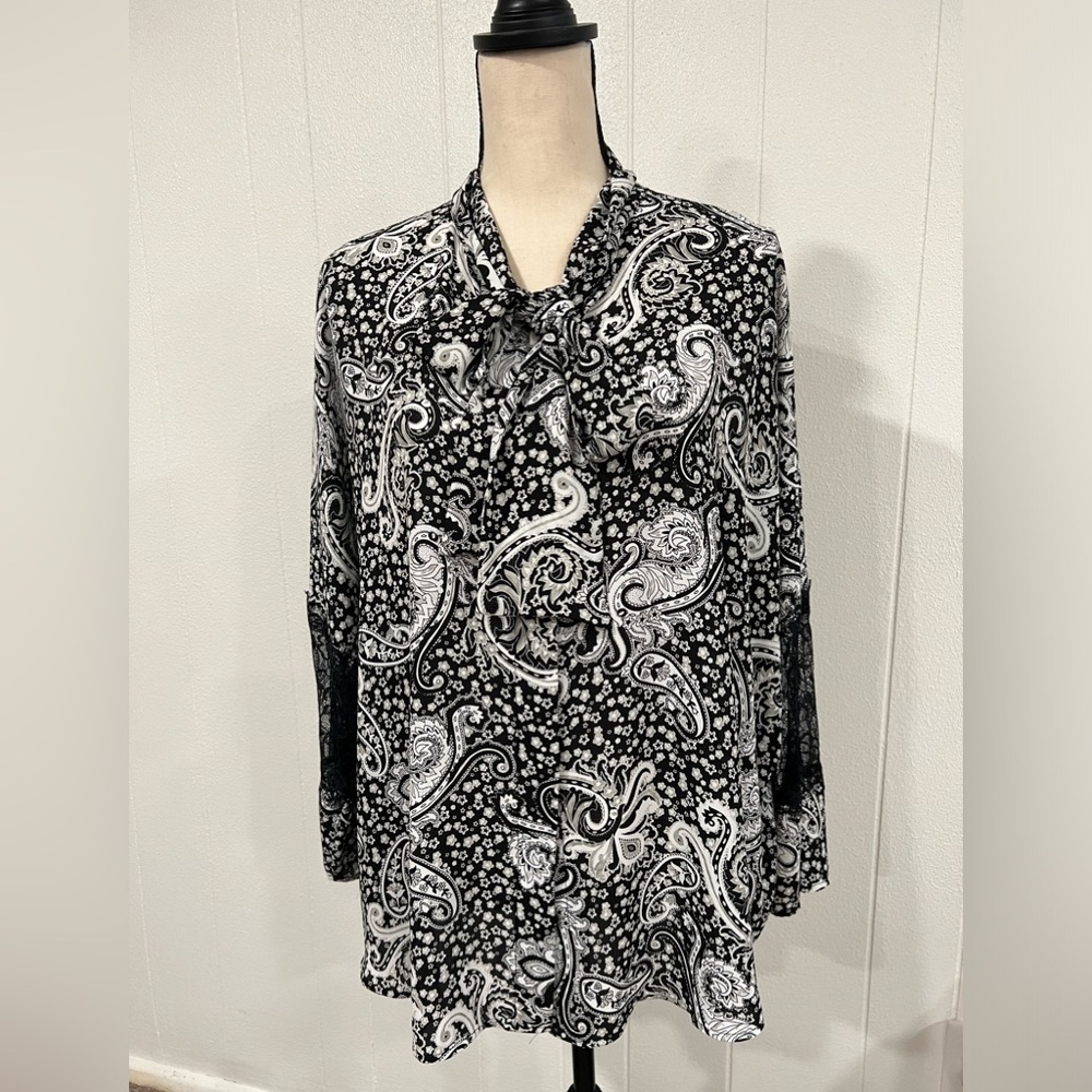 Express boho shirt black/white floral paisley with laces blouse
